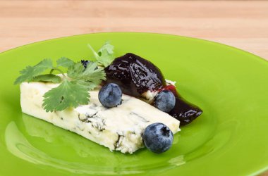 Yaban mersini reçeli ve kişniş ile mavi peynir kahvaltı.