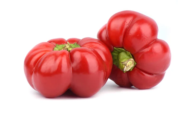 Dvě čerstvé červené sladké papriky na bílém pozadí. — Stock fotografie