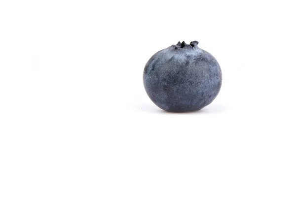 Metin için yer ile beyaz bir arka plan üzerinde izole bir yaban mersini berry. — Stok fotoğraf