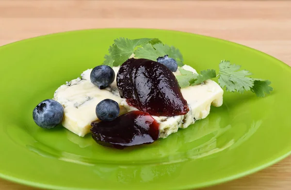 Blauwe kaas ontbijt met bosbessen jam en koriander. — Stockfoto