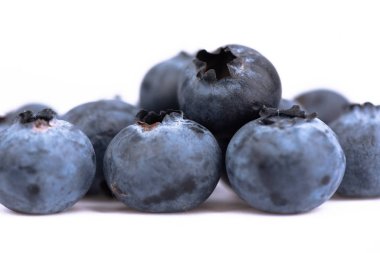 Makro çekim. Beyaz backgound üzerinde tahta bir kaşık yaban mersini çilek