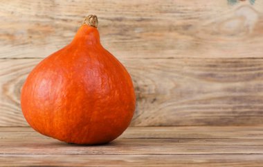 Tahta bir masada olgun balkabağı. Rustik stil.