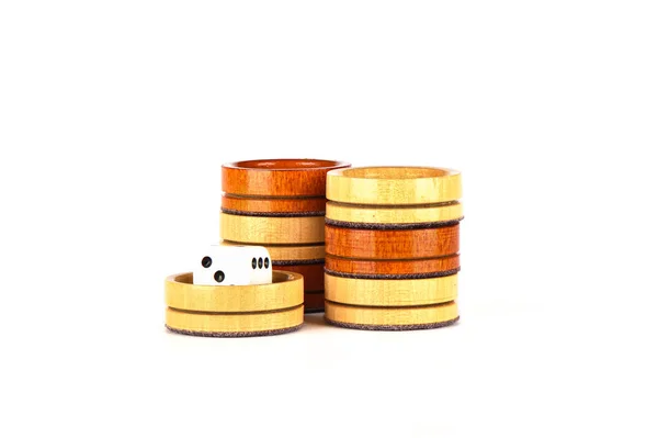 Dobbelstenen en Backgammon Dammen geïsoleerd op een witte achtergrond. — Stockfoto