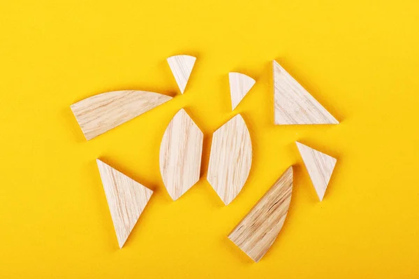 Negen stukjes tangram puzzel spel over gele achtergrond. — Stockfoto