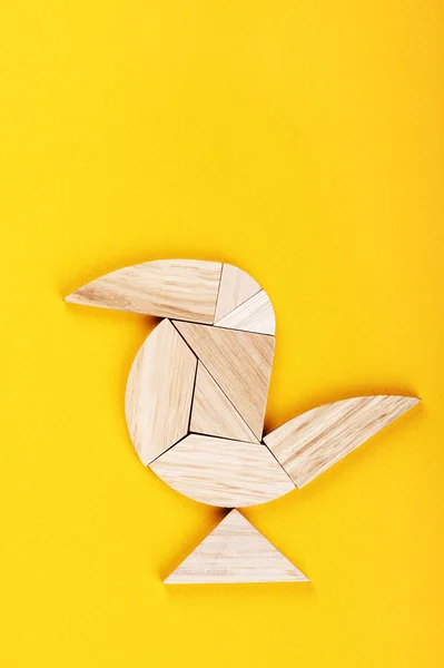 Sparrow figuur is samengesteld uit stukjes van een tangram puzzel. — Stockfoto