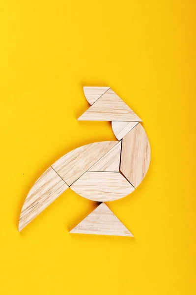 Fazant figuur is samengesteld uit stukjes van een tangram puzzel. — Stockfoto