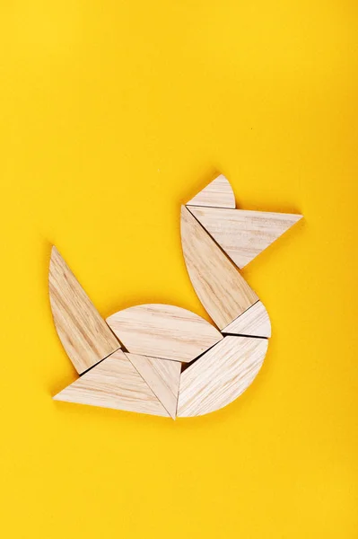 Eendenfiguur is samengesteld uit stukjes van een tangram puzzel. — Stockfoto