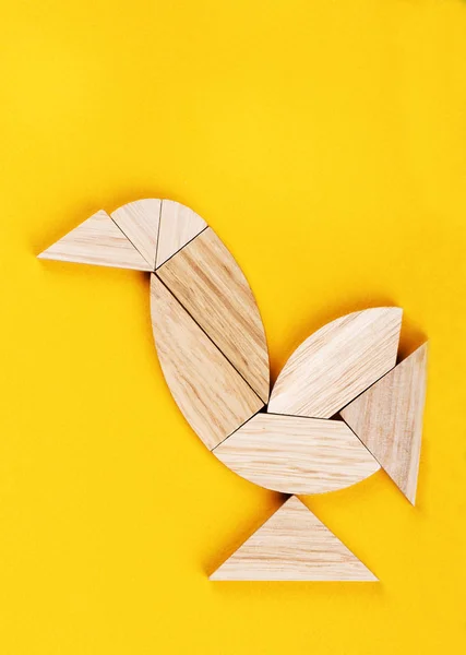 Robin roodborstfiguur is samengesteld uit stukjes van een tangram puzzel. — Stockfoto