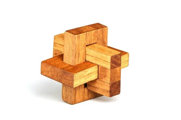 Construtor de madeira quebra-cabeça nó oblíquo sobre fundo branco . — Fotografia de Stock