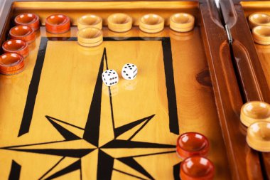 Ahşap tavla tahtasında zar ve dama.