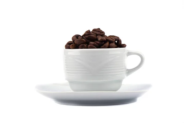 En kopp full av kaffebönor på vit bakgrund. — Stockfoto