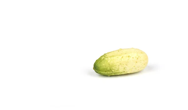 一个有机小黄瓜隔离在白色背景上. — 图库照片