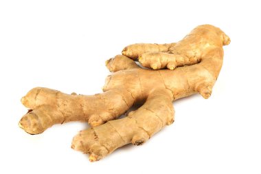 Beyaz arkaplan üzerinde taze zencefil kökü.