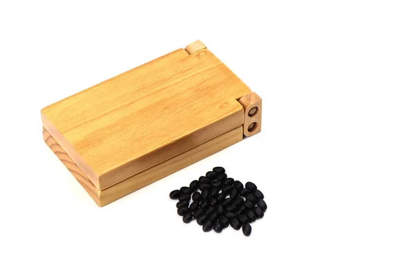 Pierres et une planche à plier en bois pour le jeu de mancala . — Photo