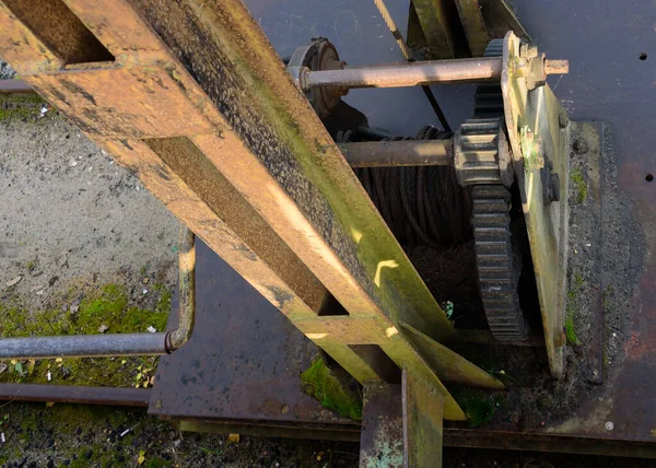 Vecchio ingranaggio manuale con ingranaggi e un cavo metallico . — Foto Stock