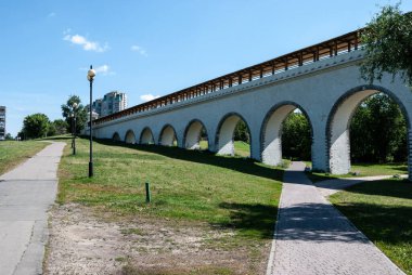 Moskova, Rusya 8 Temmuz 2012: Rostokinsky su kemeri. Rostokinsky su kemeri. 1783-1784 yılları arasında inşa edilen Yauza Nehri 'nin üzerinden geçen hidrolik bir yapı..