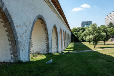 Moskova, Rusya 8 Temmuz 2012: Rostokinsky su kemeri. Rostokinsky su kemeri. 1783-1784 yılları arasında inşa edilen Yauza Nehri 'nin üzerinden geçen hidrolik bir yapı..