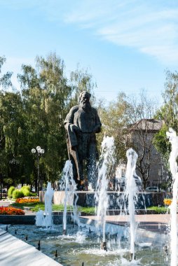 Tula, Rusya 22 Ağustos 2012: Leo Tolstoy 'un Çeşme ve Anıtı. Anıt, Üstat V. Buyakin tarafından yapıldı. Açılış 9 Eylül 1973 'te Leo Tolstoy' un doğumunun 145. yıldönümünde gerçekleşti..
