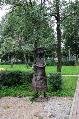 Moskova, Rusya 9 Eylül 2013: Zodiac parkı imzaladı. Zodiac imzalı Başak, hurda metal malzeme, yazar Andrey Aseryants.