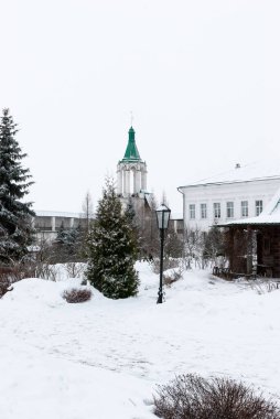 Yaroslavl bölgesi, Büyük Rostov, Rusya 5 Ocak 2014: Spaso-Yakovlevsky manastırı. Bir gözlem güvertesiyle güneybatı kulesinin görüntüsü..