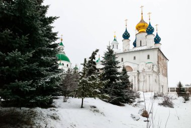Yaroslavl bölgesi, Büyük Rostov, Rusya 5 Ocak 2014: Spaso-Yakovlevsky manastırı. Gebelik Katedrali.