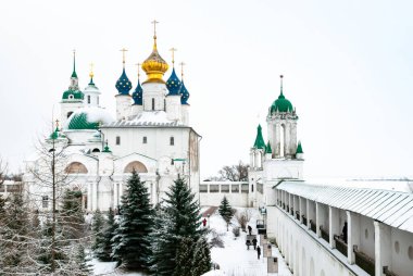 Yaroslavl bölgesi, Büyük Rostov, Rusya 5 Ocak 2014: Spaso-Yakovlevsky manastırı. Hamile Katedrali ve kuleleri olan manastır duvarı.