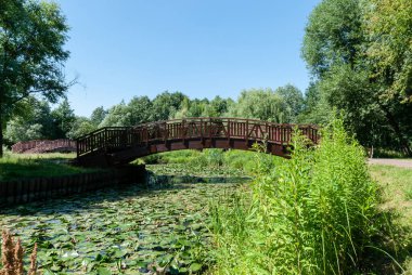Moskova, Rusya, 13 Temmuz 2014: Yauza nehri üzerindeki tahta köprüler. Köprü kemerleri.