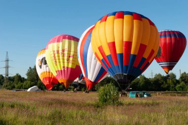 Pereslavl-Zalessky, Yaroslavl Bölgesi, Rusya, 19 Temmuz 2014: Rusya Havacılık Festivali Altın Halkası, Pereslavl-Zalessky. Balonlar uçmaya hazır..