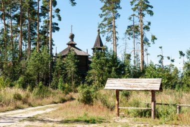 Yaroslavl bölgesi, Talitsy köyü, Rusya, 19 Temmuz 2015: Pereslavl demiryolu müzesi. Müzenin yanında ahşap bir kilise..