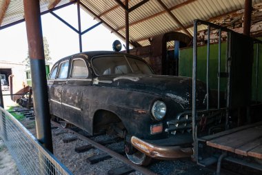 Yaroslavl bölgesi, Talitsy köyü, Rusya, 19 Temmuz 2015: Pereslavl demiryolu müzesi. ZiM 'in hurdaya dönmüş arabasının vagonu tamir edildi. Seyahat patronları için..