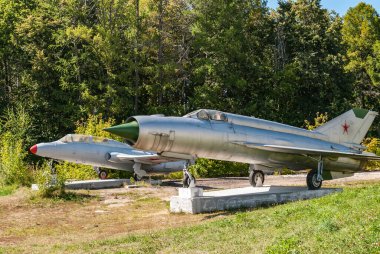 Moskova bölgesi, Rusya 'nın Lukhovitsy kenti, 22 Ağustos 2015: MiG-21 ve L-29 jet uçakları anıtları. Avcı uçağı MiG-21 ve jet eğitim uçağı L-29 Dolphin anıtı..