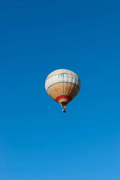 Pereslavl Zalessky ヤロスラヴル地方 ロシア 2014年7月19日 航空祭Pereslavl Zalesskyにおけるロシアのゴールデンリング 青い空を背景に気球 — ストック写真