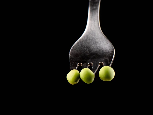 成熟的豌豆挂在叉子的丁香上. — 图库照片
