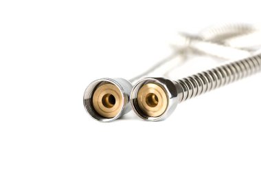 Makro atış. Bağlayıcılar beyaz arka planda duş hortumunu büktü. Boşluğu kopyala.