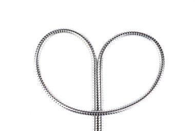 Beyaz arka planda esnek metal bir hortumla oluşmuş kıvrımlar. Boşluğu kopyala.