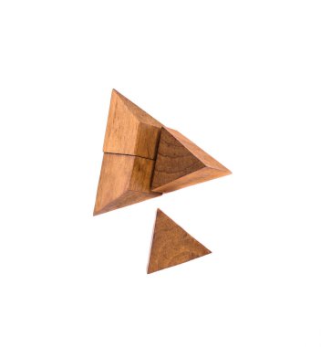 Dört parçalı piramit. Tahta yapboz beyaz arkaplanda izole edildi.