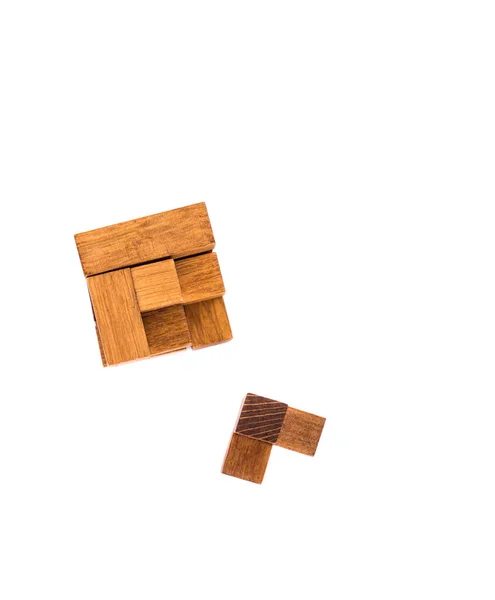 Cubo de madera rompecabezas 7. Rompecabezas de madera compuesto por 7 partes aisladas sobre un fondo blanco . — Foto de Stock