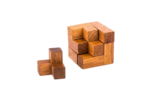 Unvollständige hölzerne Puzzlewürfel 7. Holzpuzzle bestehend aus 7 Teilen isoliert auf weißem Hintergrund. — Stockfoto