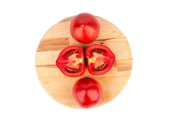 木製のまな板の上にトマトとトマトの半分を熟す 白い背景にトマトを熟す 上からの眺め — ストック写真