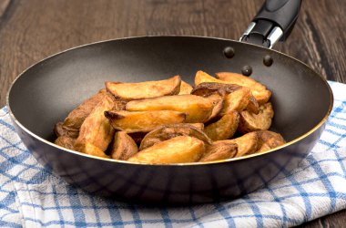 Tahta masada patates kızartmalı tava. Yakın plan..