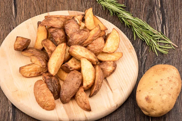 Patatas Fritas Una Tabla Cortar Ramitas Romero Con Papas Sin — Foto de Stock