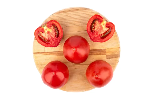 Пласка лежала. Зрізати помідори і половинки помідорів на дерев'яній обробній дошці . — стокове фото
