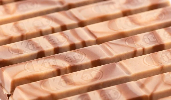 Moscú, Rusia - 5 de agosto de 2020: Macro shot. Barra de chocolate Kitkat con sabor a capuchino, enfoque suave. —  Fotos de Stock