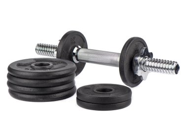 Dumbbell diskleri ve halterler beyaz arkaplanda izole edildi.