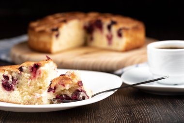 Seçici odaklanma. Kirazlı turta ve sade kahveyle atıştırmak. Ev yapımı vişneli turta.