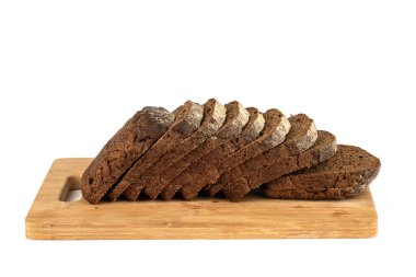 Tahta kesme tahtasında dilimlenmiş çavdar ekmeği. Beyaz arka planda çavdar ekmeği. Boşluğu kopyala.