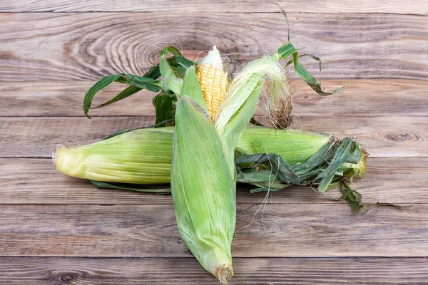 Zwei Ungeschälte Ähren Auf Einem Holztisch Aus Nächster Nähe Kopierraum — Stockfoto