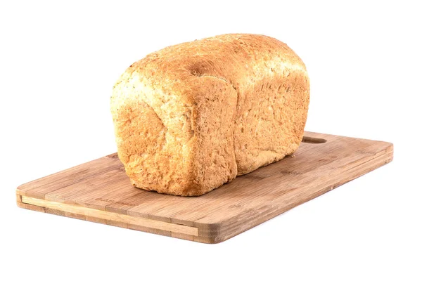 Brood van tarwe op een snijplank van boven een witte achtergrond. — Stockfoto