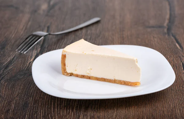 Fatia de cheesecake estilo Nova York em um prato branco. — Fotografia de Stock