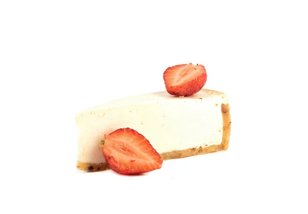 Uma fatia de cheesecake decorado com metades de morango isolado em um fundo branco. — Fotografia de Stock